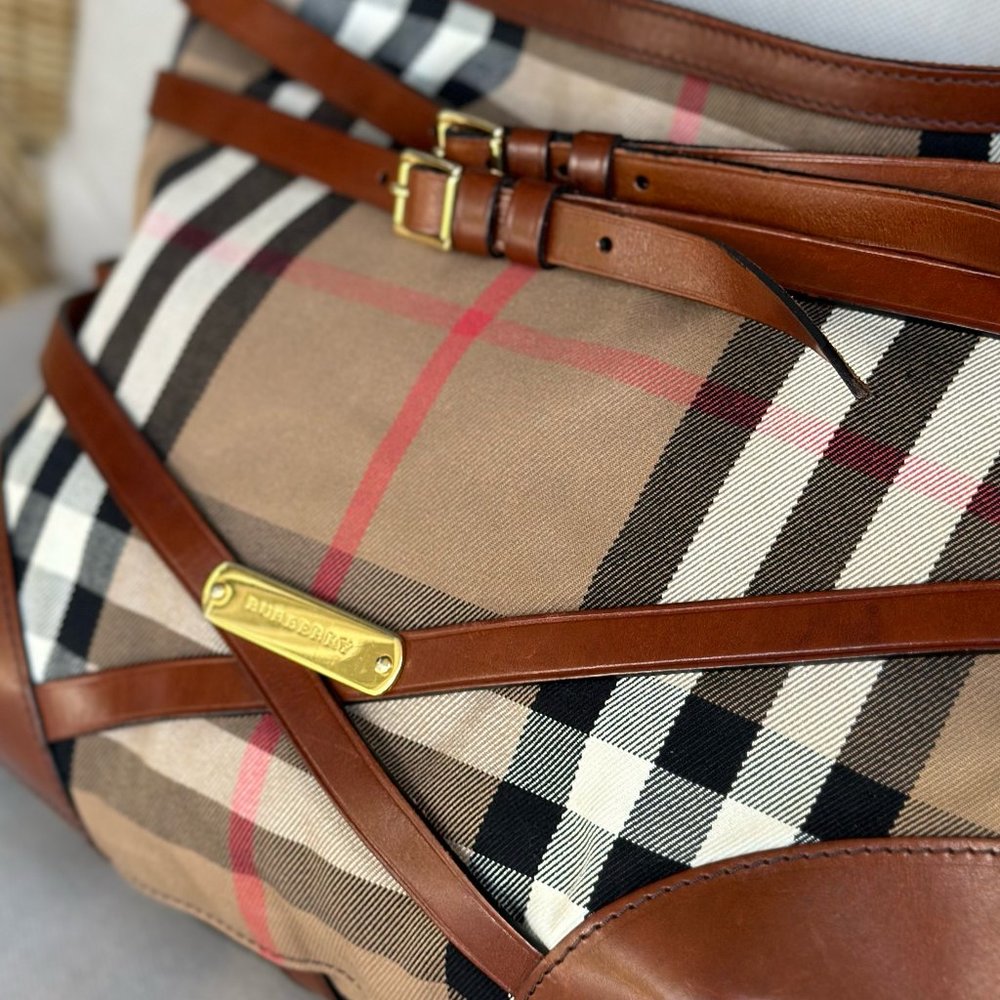 Timeless Classic: Burberry Vintage Check Bag (Made in Italy!) - Picture 2 of 13